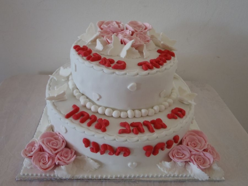 עוגת יום הולדת שושנים ופרפרים מפוסלים